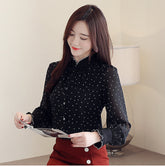 Blusa de gasa con cuello alto y estampado de lunares